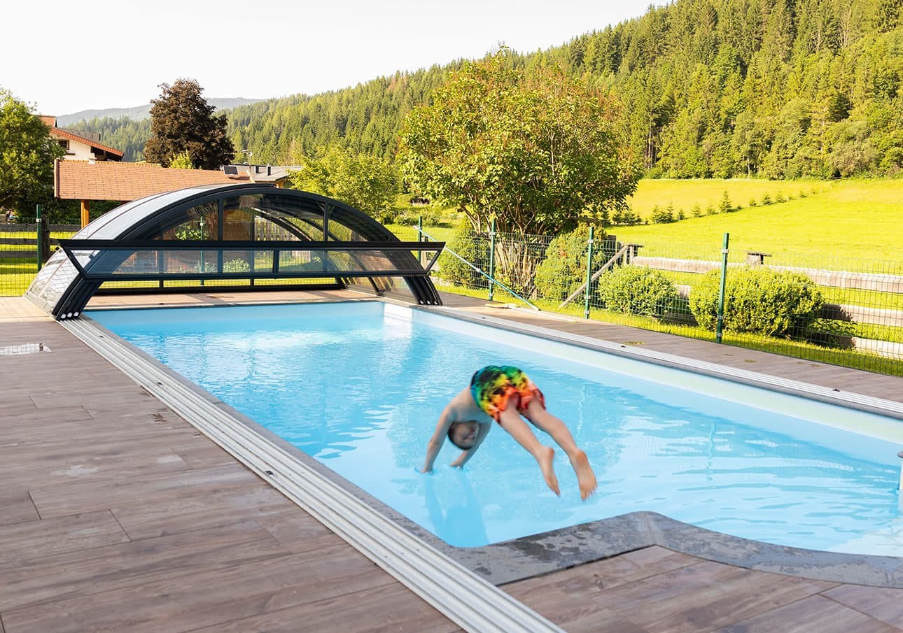 Sprung in Freischwimmbad