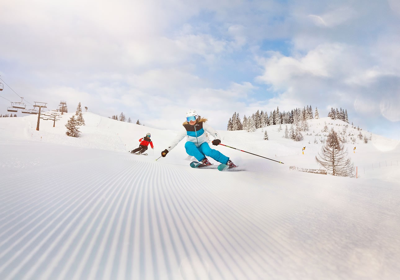 Zwei Skifahrer auf einer perfekt präparierten Piste im Snow Space Salzburg in Flachau