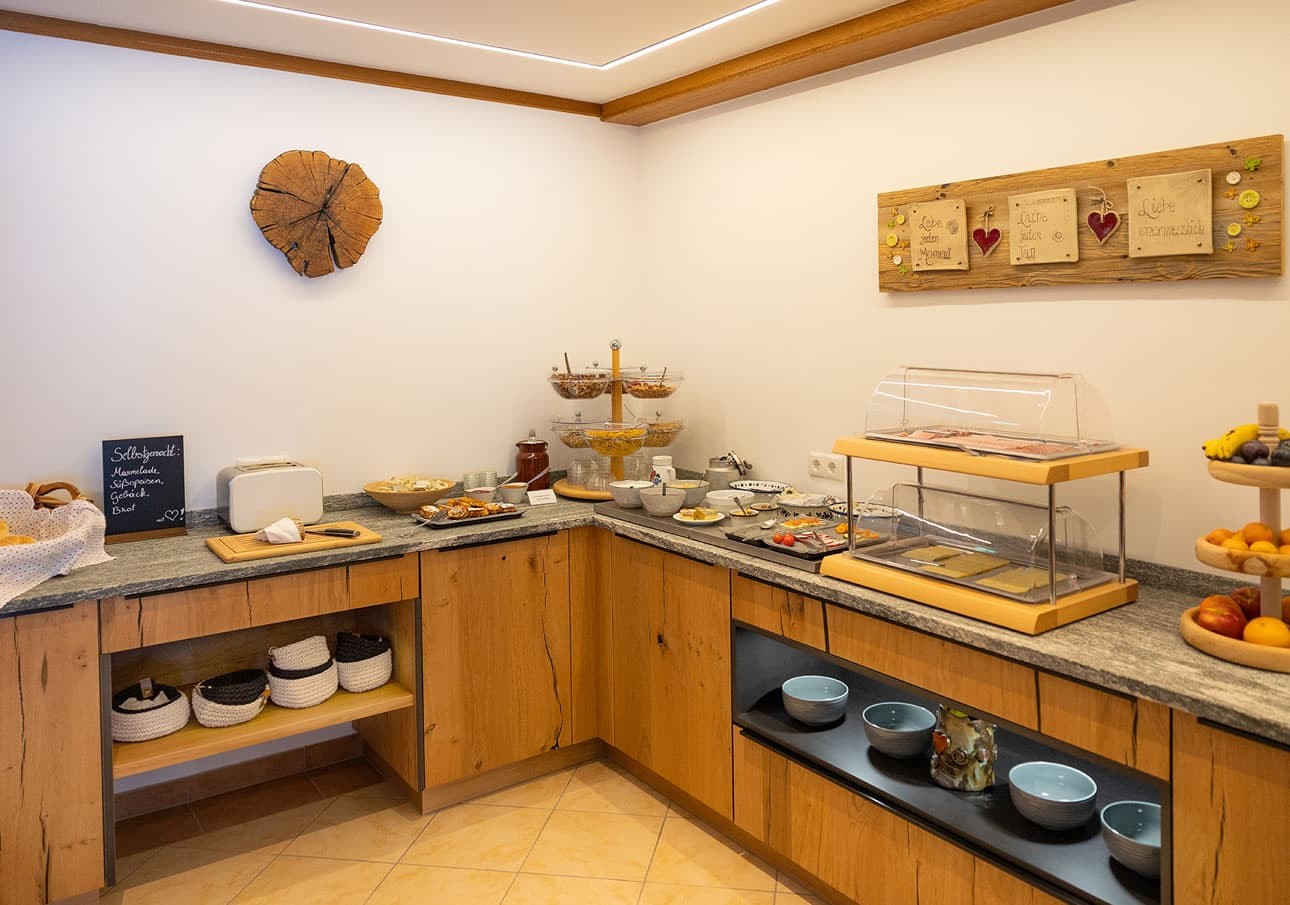Breakfast buffet with bread, spreads, muesli, and fresh fruit in the breakfast room of the Ferienhaus Oberreiter