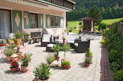 Große Terrasse mit Garten